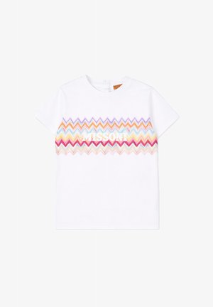 Biały t-shirt z krótkim rękawem z kolorowym zygzakowatym wzorem na klatce piersiowej oraz napisem „MISSONI” w białym kolorze na wzorze.