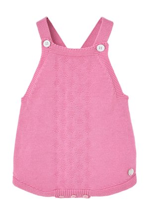 Combinaison bébé rose tricotée avec motif diamant texturé, bretelles avec boutons blancs et boutons-pression à l'entrejambe.