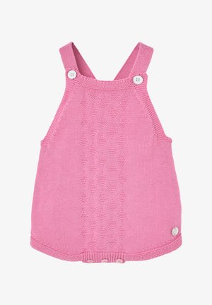 Combinaison bébé rose tricotée avec motif diamant texturé, bretelles avec boutons blancs et boutons-pression à l'entrejambe.