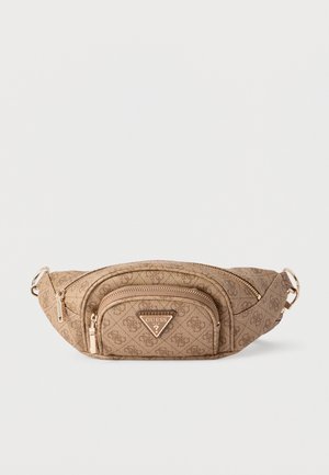 Banane beige Guess monogramme avec poche avant zippée, fermetures éclair dorées et sangle réglable sur fond blanc.