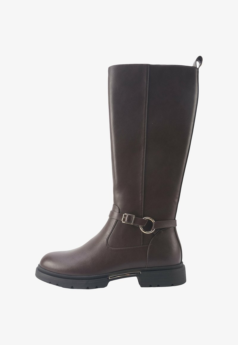 Brązowe skórzane wysokie buty na kolana z okrągłym czubkiem, regulowanym paskiem z klamrą i detalu w postaci pierścienia oraz teksturowaną gumową podeszwą.