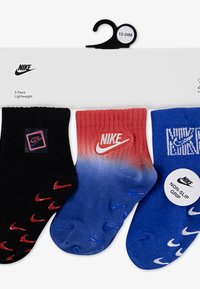 Nike könnyű zoknik 3 darabos csomagban. Jellemzőik: fekete, piros-kék átmeneti és egyszínű kék színek; csúszásgátló markolatok és logó részletek.