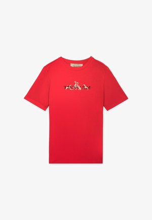 Camiseta roja de manga corta con cuello redondo, con un pequeño logo estilizado de nubes y el texto "TRUSSARDI" en el centro frontal.