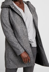 ONLY Carmakoma Pitkä takki - dark grey