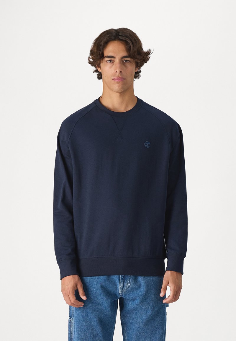 Sudadera de cuello redondo en azul marino con puños y bajos de canalé, que presenta un pequeño logo en relieve en el pecho y un corte holgado.