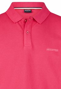 Roze poloshirt van katoen met een klassieke kraag, met een placket met twee knopen en subtiele borduring van "HECHTER" op de borst.