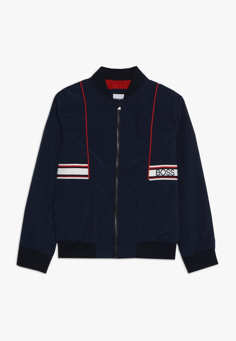 Chaqueta bomber navy con cremallera frontal, rayas verticales rojas, rayas horizontales blancas y rojas con el texto "BOSS" en el área del pecho.