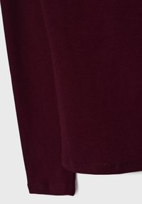 Burgunderfarbendes Langarmshirt aus weicher Baumwolle, mit Rundhalsausschnitt und genähtem Saum. Einfaches Design, keine zusätzlichen Muster oder Verzierungen.