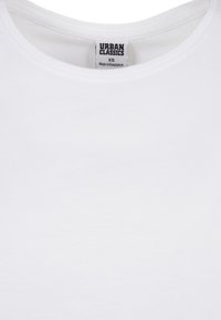 Vit bomull T-shirt med rundad halsringning, med ett sytt krage och en etikett som lyder "URBAN CLASSICS XS" inuti.