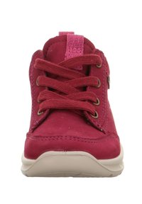 Rote Wildlederschuhe mit pinken Schnürsenkeln und Akzenten. Mit runder Zehenkappe, Plastiksohle und genähten Details. Enthält eine Schlaufe für einfaches Anziehen.