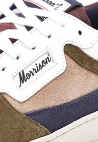Zapatillas de ante con secciones en marrón, beige, verde y azul marino, con cordones blancos y una etiqueta del logo "Morrison" destacada.