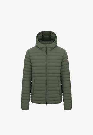 Grüne, gesteppte Puffjacke mit Kapuze, Frontreißverschluss und seitlichen Taschen. Glatte Textur mit horizontalen Nähten. Logopatch am Ärmel.