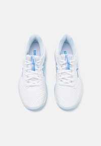 Baskets de sport blanches avec une tige texturée, des accents bleus et un système de laçage. Présente un design respirant et une semelle bleu clair.