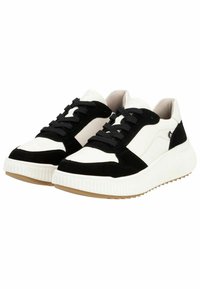 Baskets noires et blanches en suède et cuir, avec une semelle en caoutchouc texturé blanc et des lacets noirs, au design minimaliste.