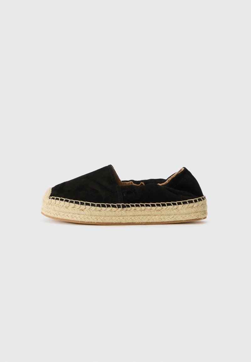 Espadrille en daim noir avec une semelle en jute naturel. Présente un bout rond et des accents décoratifs cousus le long du bord.