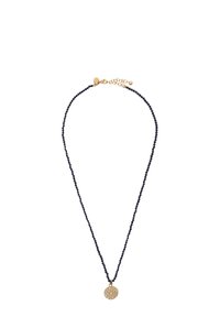 Sort perlekæde med en guldfarvet vedhæng, der har udskårne cirkulære mønstre og små sten. Justerbar længde med en kæde og lås.