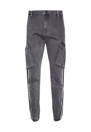 Grå denim cargobukser med store sidelommer, elastiske manchetter, sorte og hvide sidelister, knaplukning og bæltestropper.