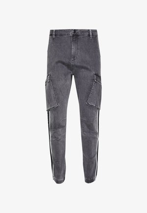 Grå denim cargobukser med store sidelommer, elastiske manchetter, sorte og hvide sidelister, knaplukning og bæltestropper.