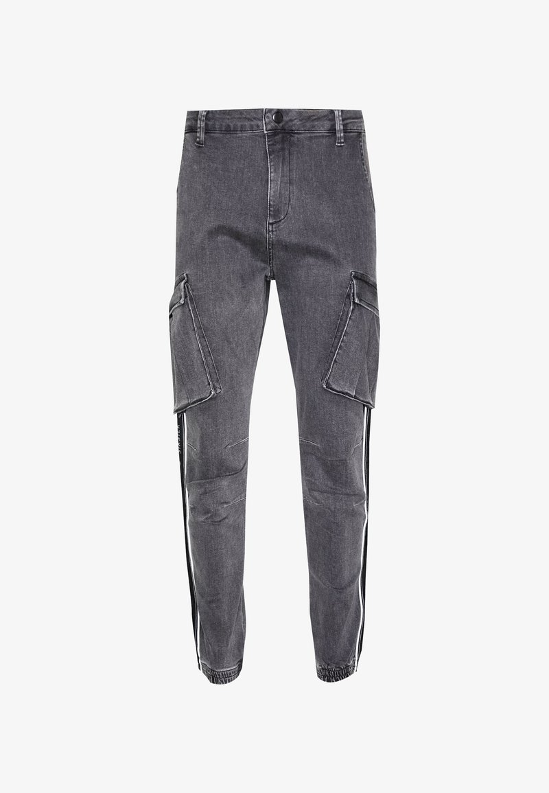 Pantalon cargo en denim gris avec grandes poches latérales, poignets élastiques, bandes latérales noires et blanches, fermeture à boutons et passants de ceinture.