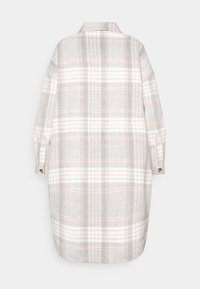 Flannel skjortekjole i grå, hvid og blød lyserød tern. Har en krave og knapærmer. Generøs, afslappet pasform.