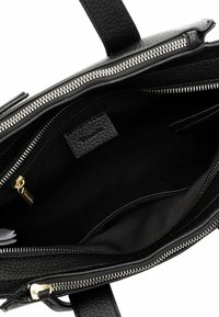 Borsa a mano in pelle nera con finitura testurizzata, dotata di apertura con zip, tasca interna e dettagli in metallo dorato.