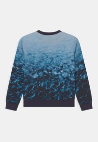Felpa crewneck con un design a gradiente di toni blu, simile all'acqua. Tessuto morbido con polsini e orlo a costine.