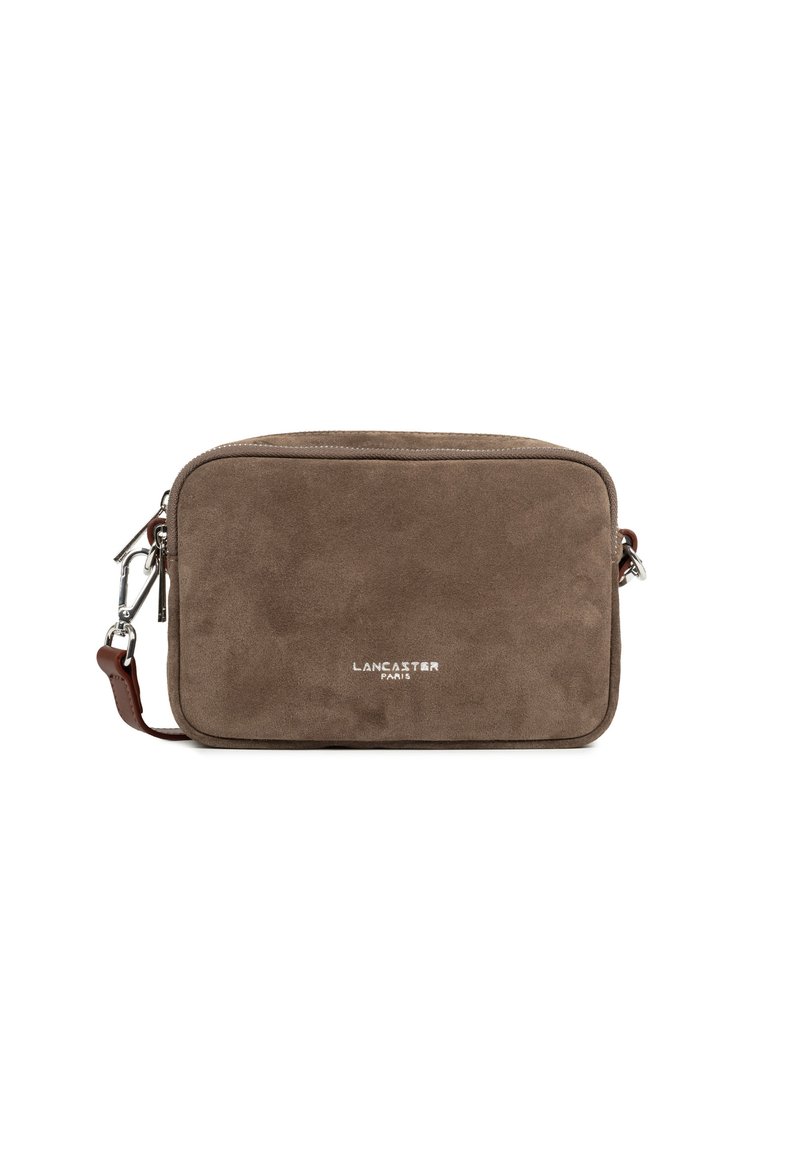 Borsa a tracolla rettangolare in suede marrone con cerniera argentata e logo "Lancaster Paris" centrato sul davanti.