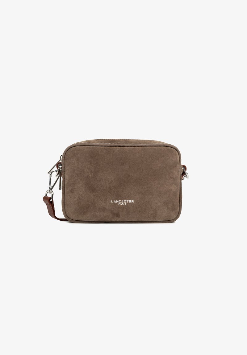 Borsa a tracolla rettangolare in suede marrone con cerniera argentata e logo "Lancaster Paris" centrato sul davanti.