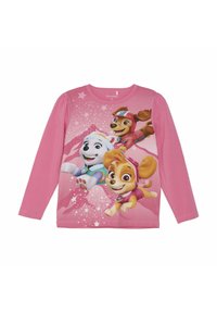 Langarmiges rosa Hemd mit einem grafischen Druck von drei Cartoon-Hunden auf einem sternenübersäten Hintergrund mit Bergdetails und weicher Textur.
