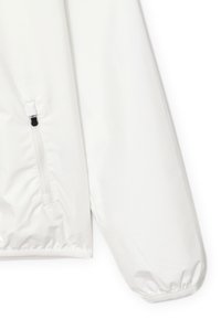 Giacca leggera bianca caratterizzata da una tasca con zip, polsini elastici e una texture liscia e lucida. Design semplice con elementi pratici.