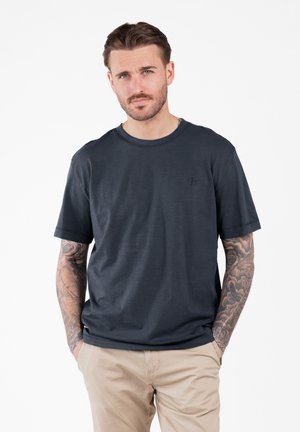 Donkergrijze T-shirt van zachte stof, met een ronde hals, korte mouwen en een subtiel logo op de linkerkant van de borst.