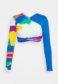 Top cropped azul com um design de um só braço. Tecido ribbed texturizado com padrões abstratos coloridos em amarelo, rosa e verde.