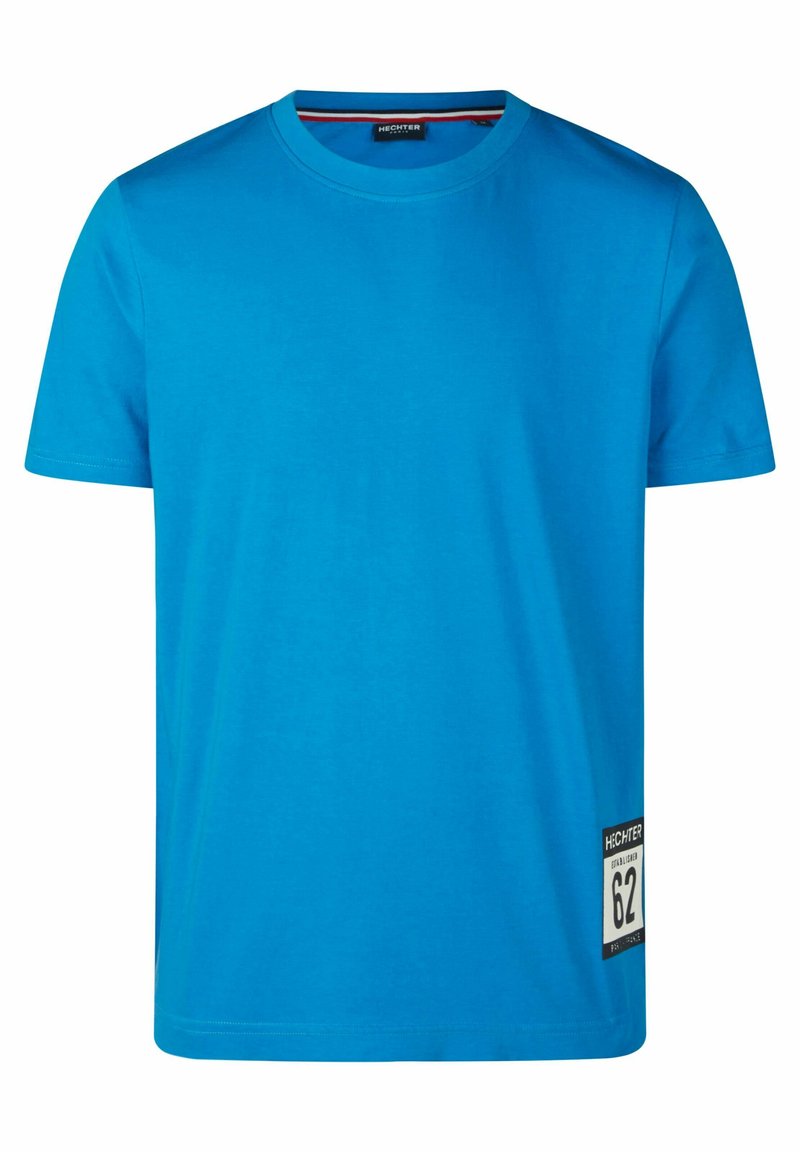 Leuchtend blaues Baumwoll-T-Shirt, kurze Ärmel, runder Halsausschnitt. Auf der unteren Seite befindet sich ein schwarz-weißes Etikett mit "62". Glatte Textur.