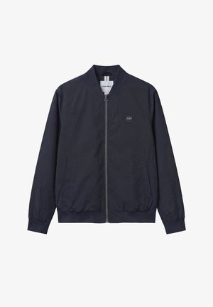 Muška mornarsko plava bomber jakna s diskretnim karo uzorkom, prednjim patentnim zatvaračem, rebrastim ovratnikom, manžetama i rubom, te malom logotip oznakom na prsima.