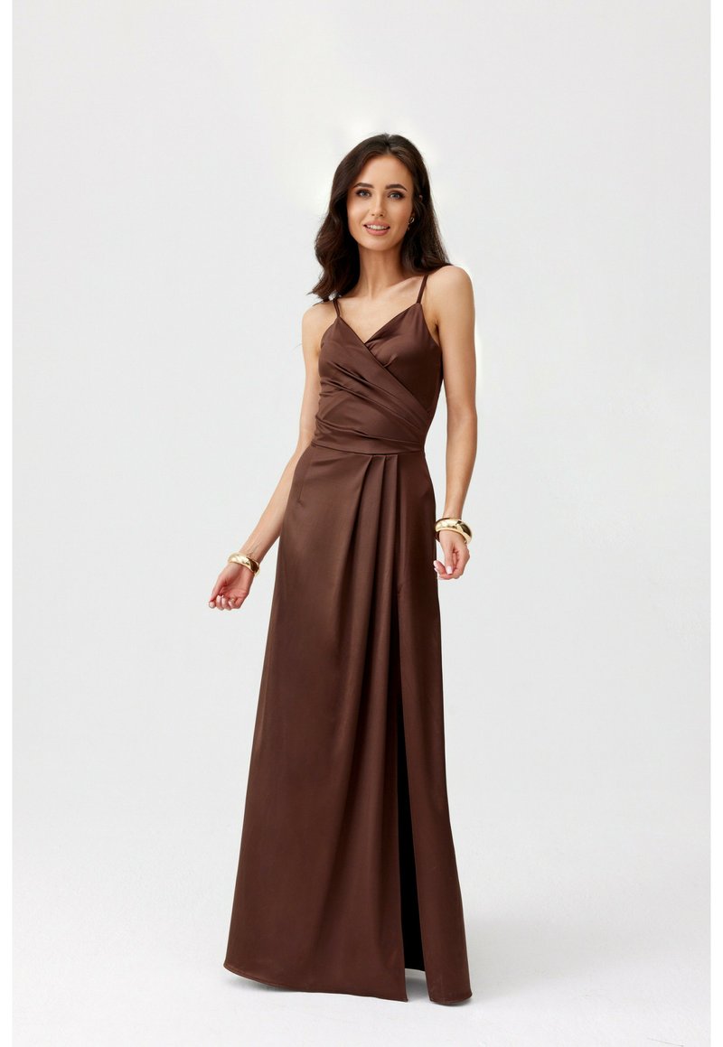 Dlouhá hnědá saténová šaty s tenkými ramínky, s obálkovým korzetem, s přehyby v pase a bočním rozparkem. Hladká textura.