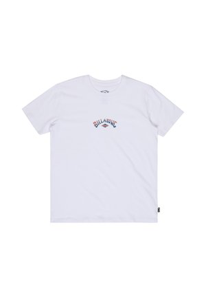 T-shirt bianca a maniche corte con piccolo logo Billabong multicolore centrato sul petto e scollo rotondo.