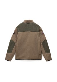 Fleecejacke mit tan- und olivgrünen Abschnitten, ausgestattet mit einem hohen Kragen, strukturiertem Obermaterial und einem Patch auf der linken Schulter.