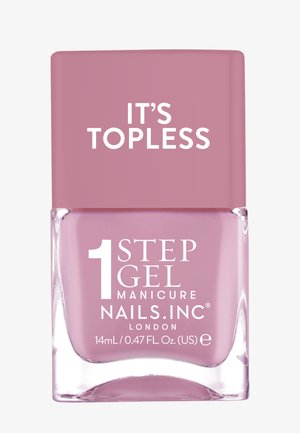 Nagellakfles met een vierkante, doorzichtige glazen basis en een lichtroze lak binnenin. De dop is stevig roze met witte tekst die zegt: "HET IS TOPLESS."