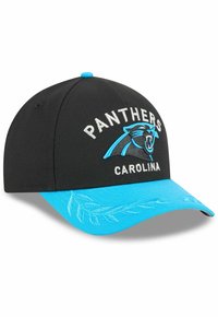 Schwarze Baseballmütze mit einem türkisfarbenen Schild, mit gesticktem "PANTHERS" und einem Panther-Logo. Strukturierter Schild mit Blattmuster-Detail.