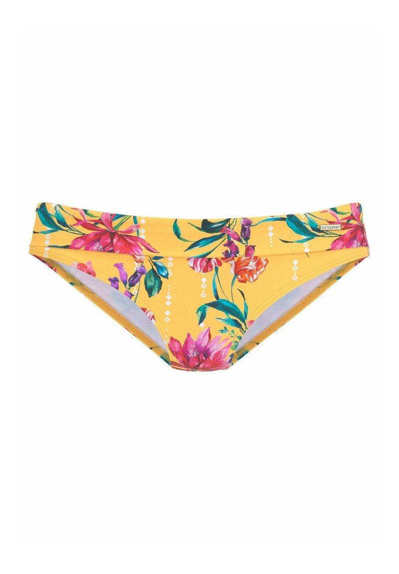 Geel bikini onderstuk met een bloemenpatroon van roze en paarse bloemen, geaccentueerd door groene bladeren en witte geometrische vormen.
