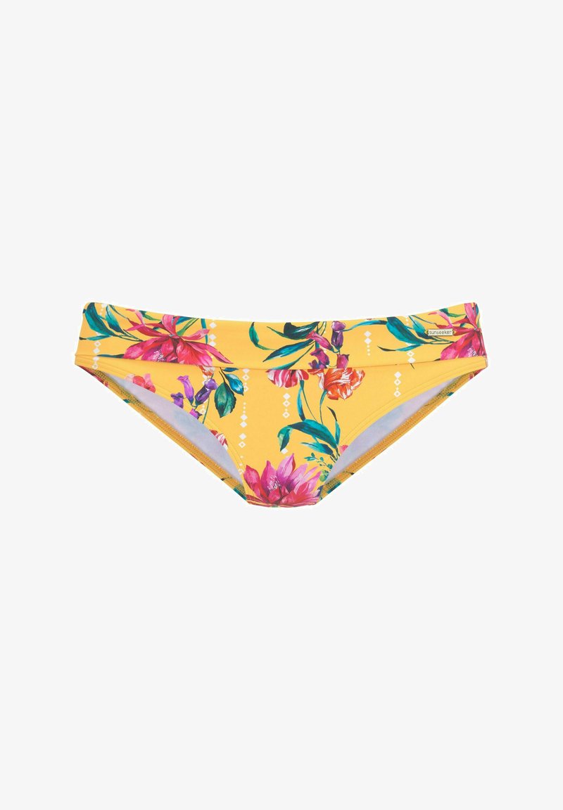 Geel bikini onderstuk met een bloemenpatroon van roze en paarse bloemen, geaccentueerd door groene bladeren en witte geometrische vormen.