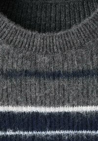 Maglione grigio con scollatura a costine e strisce orizzontali distintive in blu scuro, grigio chiaro e bianco. Materiale in lana morbida e texture.