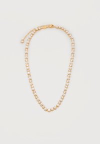 Χρυσό κολιέ με αλυσίδα που εναλλάσσει μικρές λευκές μαργαριτάρια και καθαρούς στρογγυλούς κρυστάλλους, με ρυθμιζόμενο κούμπωμα σε λευκό φόντο.