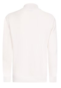 Valge kootud sviiter, millel on kõrge kaelus ja pikad varrukad. Sile tekstuur ja mugav istuvus kaela ja mansettide ümber.