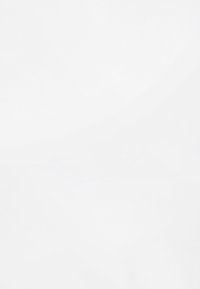 Sfondo di tessuto bianco con una trama liscia e opaca, privo di motivi o dettagli notevoli. Aspetto morbido e uniforme.