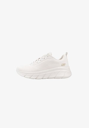 Sneaker bianco con sopra in rete testurizzata, suola ammortizzata e branding discreto. Design leggero con punta arrotondata e sistema di allacciatura.
