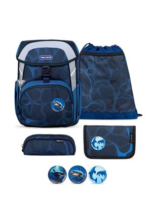 Kinderschulrucksack-Set in Marineblau mit Designs von Meerestieren; umfasst Turnbeutel, Federmäppchen, Geldbörse und drei runde Anstecker.