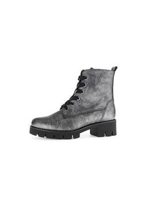 Bottines métalliques grises avec une finition texturée, un design à lacets et un large talon noir. Comprend un bout rond et une semelle robuste.