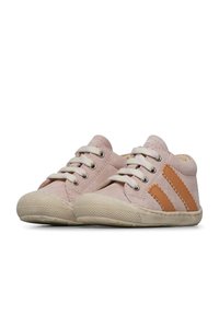Sneakers per bambini in suede rosa con suole in gomma crema, dotati di strisce in tonalità tan, punte rotonde e lacci bianchi. Suola texturizzata per una migliore aderenza.