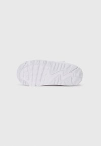 Semelle de chaussure blanche avec une surface texturée, présentant un design ondulé et des grips prononcés pour une meilleure adhérence. Matériau lisse sur l'ensemble.